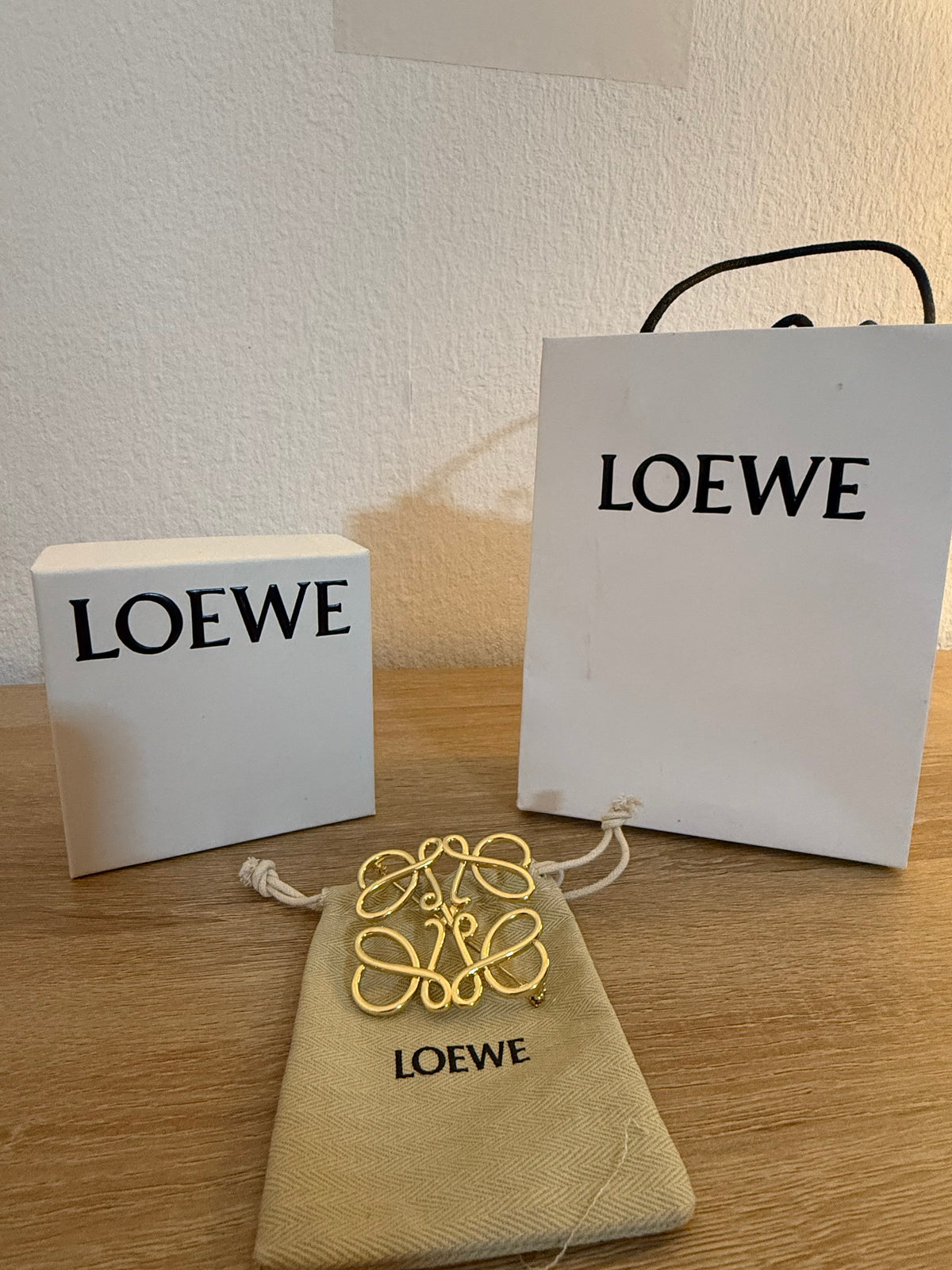 Anagram broche gold