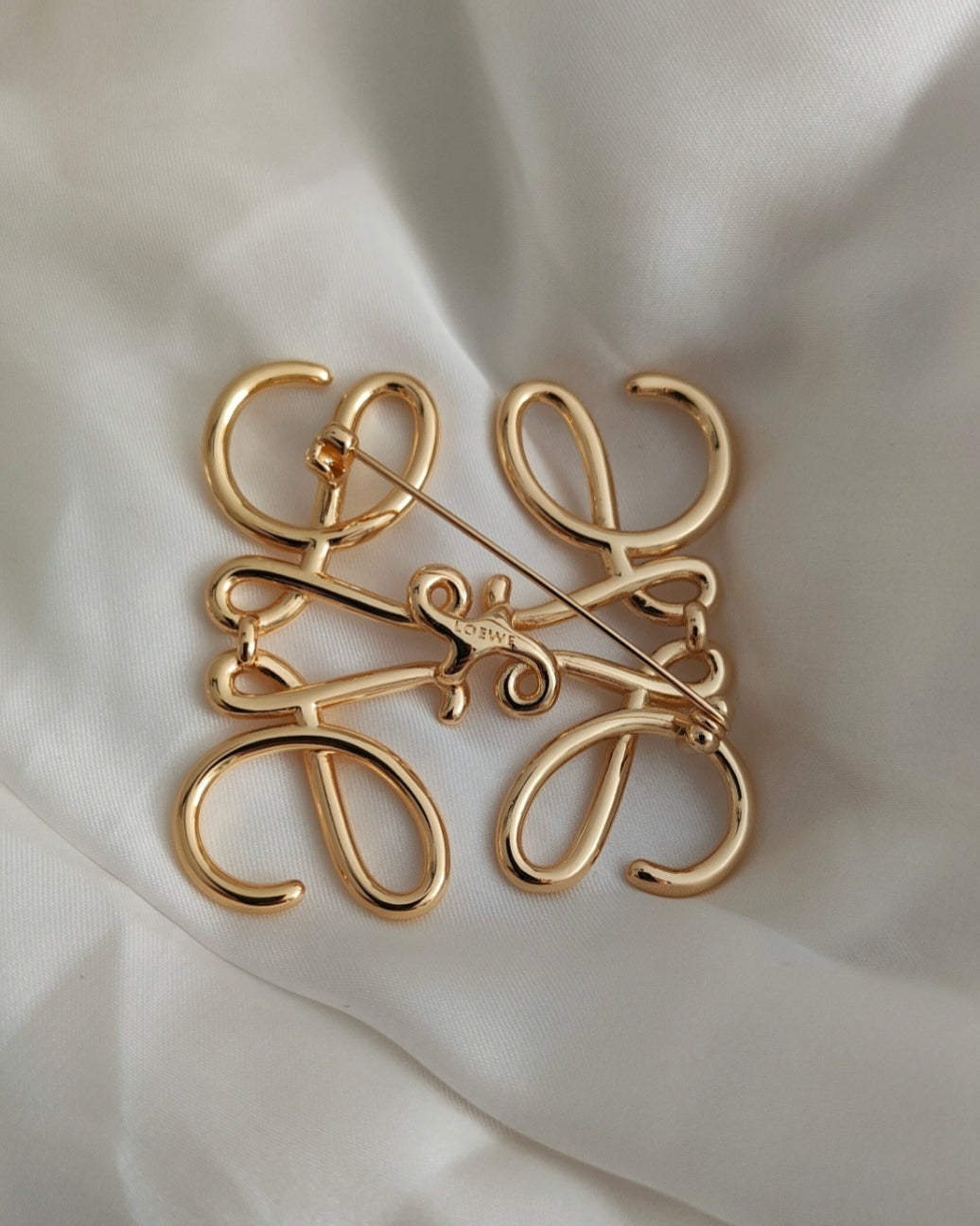 Anagram broche gold