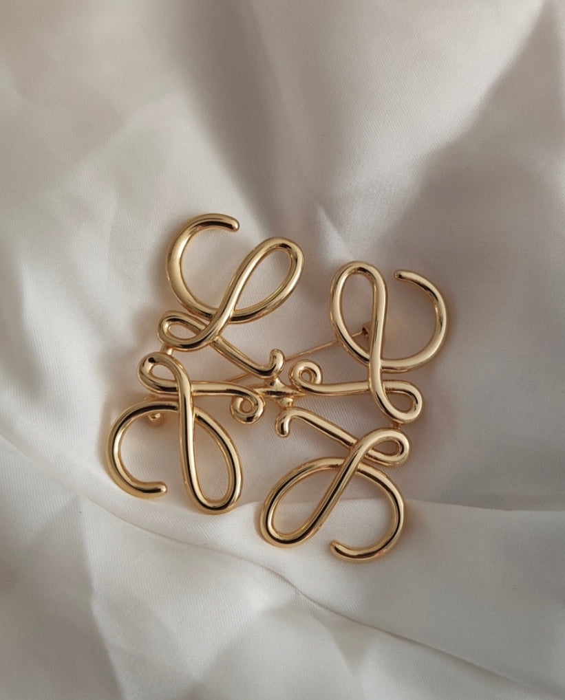 Anagram broche gold