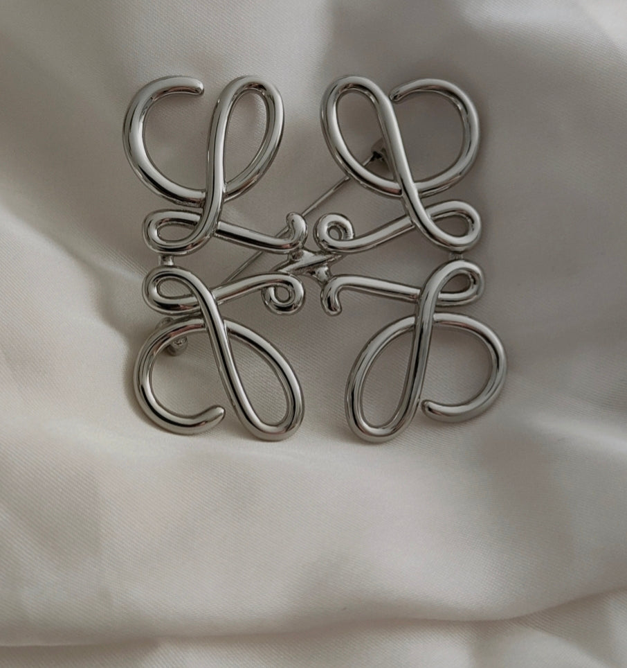 Anagram broche silver